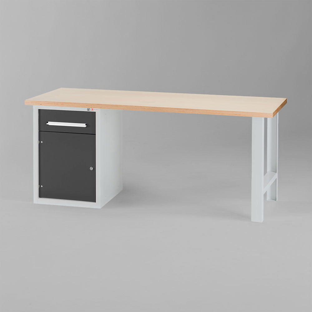 Arbeitstisch 2000 800/T1 mit Unterbauschrank, Schublade & Türe – ideal für Werkstätten. Hocker und Stuhl geeignet.