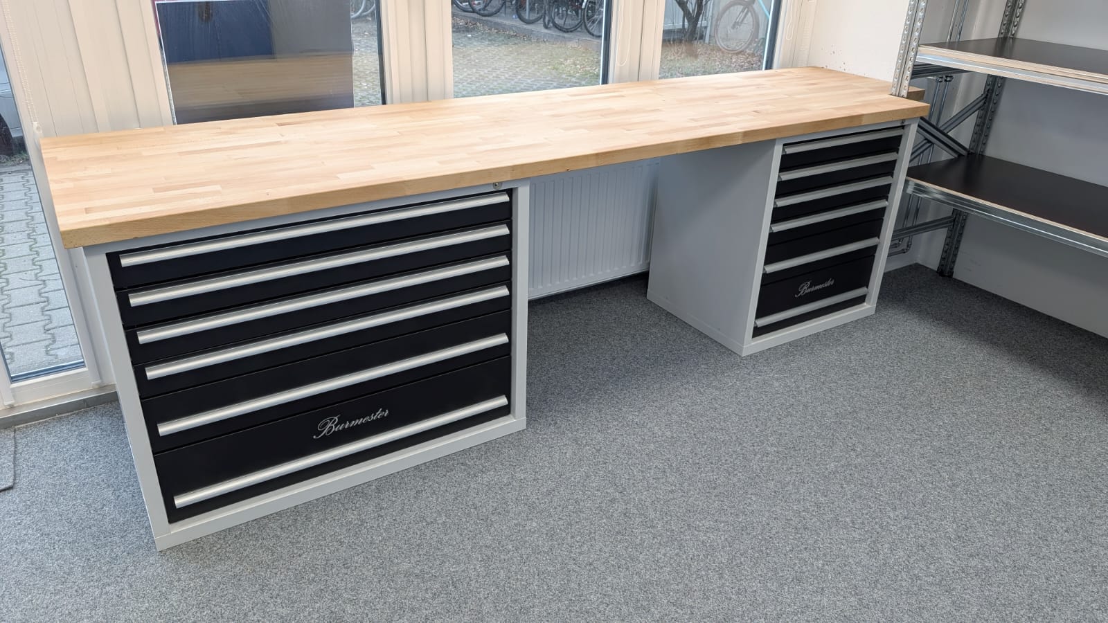 Speziell für Burmester Berlin angefertigter Arbeitstisch mit vielen Schubladen und Stauraum. Mit Massiver Holzarbeitsplatte mit Eckausschnitt für ein Regal.