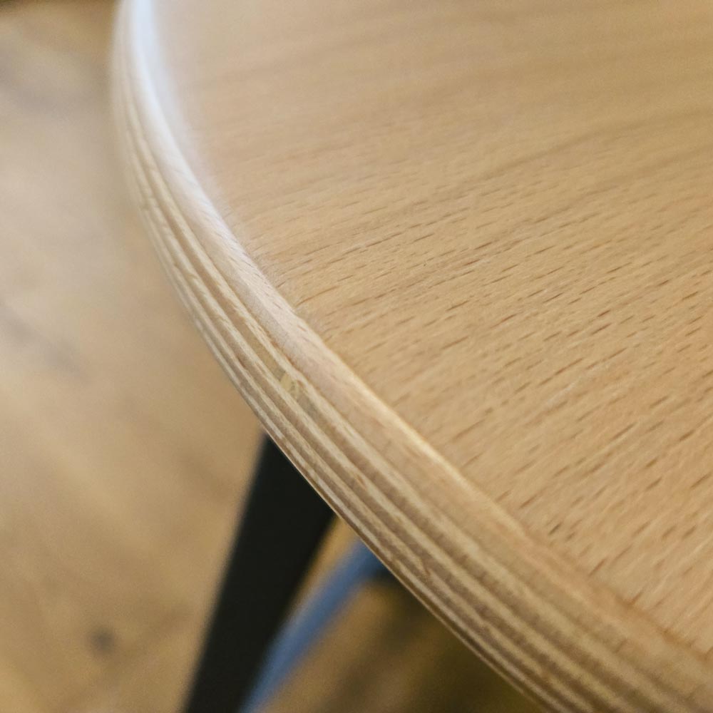 Detail des Arbeitshockers: Rundsitz aus Holz. Wie Hocker Chemnitz von Manufactum.