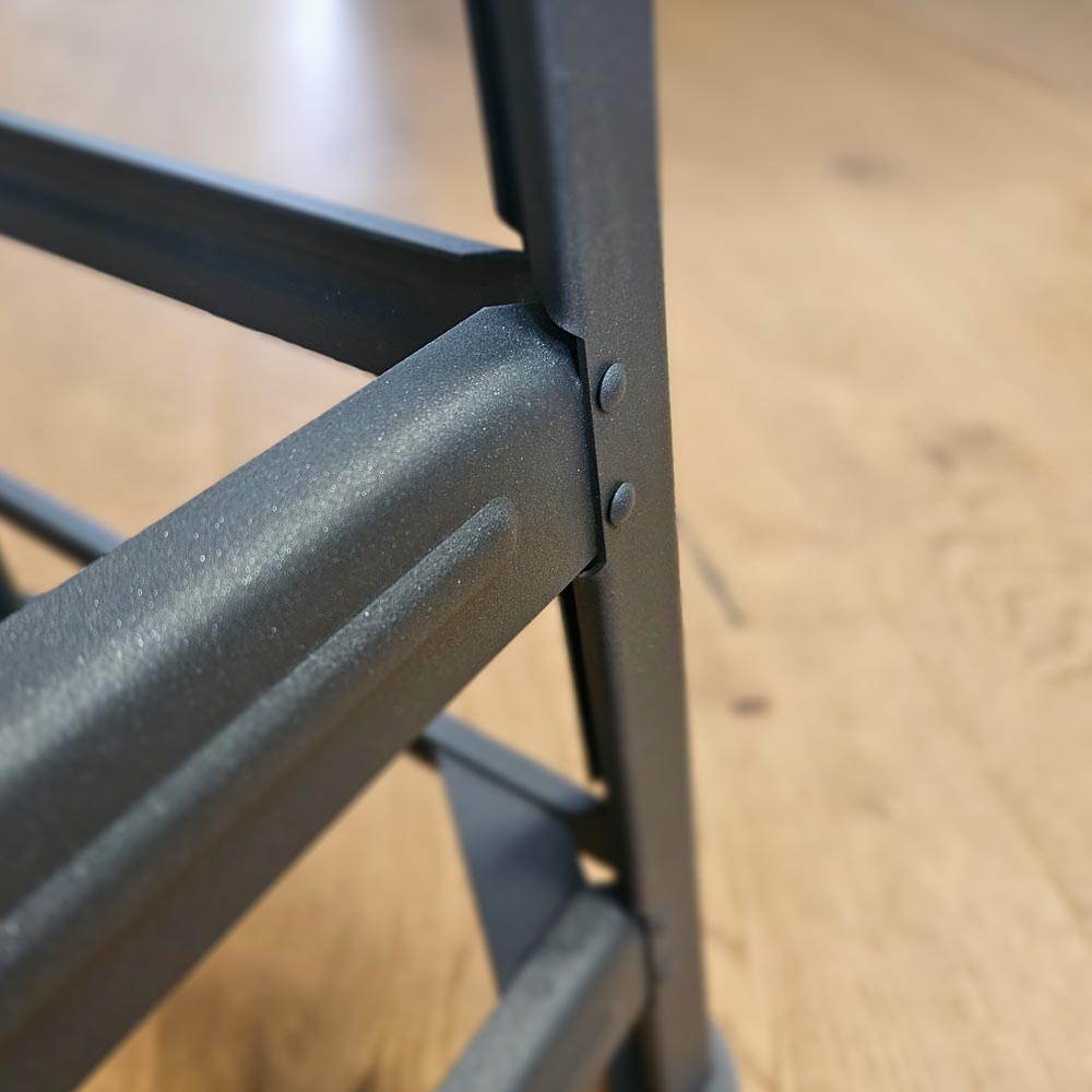 Detail des Arbeitshockers: Vernietung am Bein. Lackoberfläche aus 28 Farben wählbar. Wie Hocker Chemnitz von Manufactum.