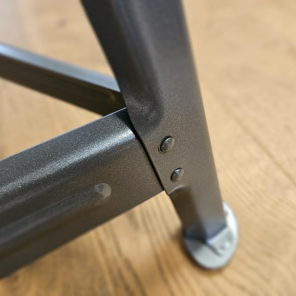 Detail des Arbeitshockers: Vernietung am Bein. Lackoberfläche aus 28 Farben wählbar. Wie Hocker Chemnitz von Manufactum.