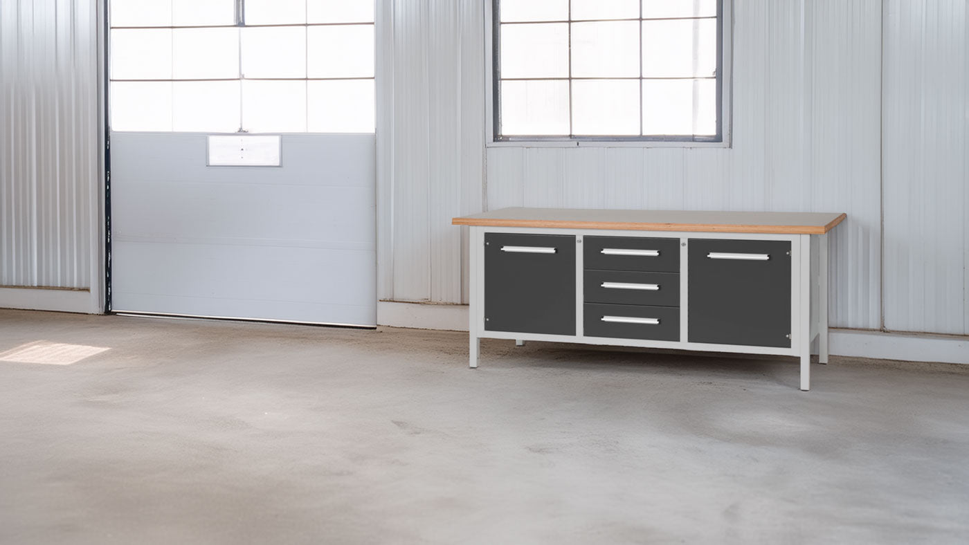 Vielseitige Werkbank mit höhenverstellbarer und rollbarer Funktion, ideal für Werkstatt, Garage und Industrie, mit praktischen Stauraumoptionen.