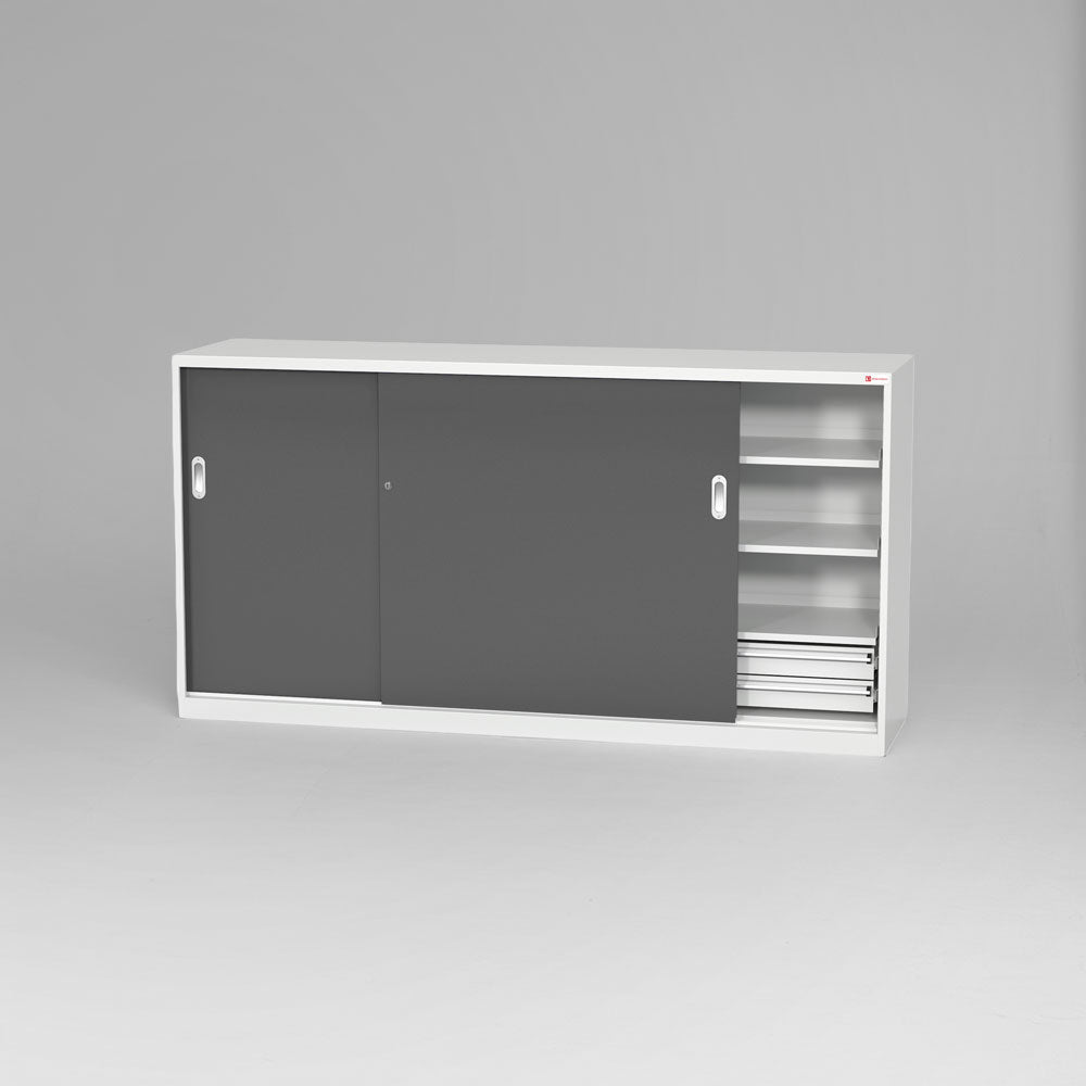 Robuster und platzsparender Schiebetürenschrank mit Trennwand, Schubladen & individueller Farbwahl aus 28 Varianten